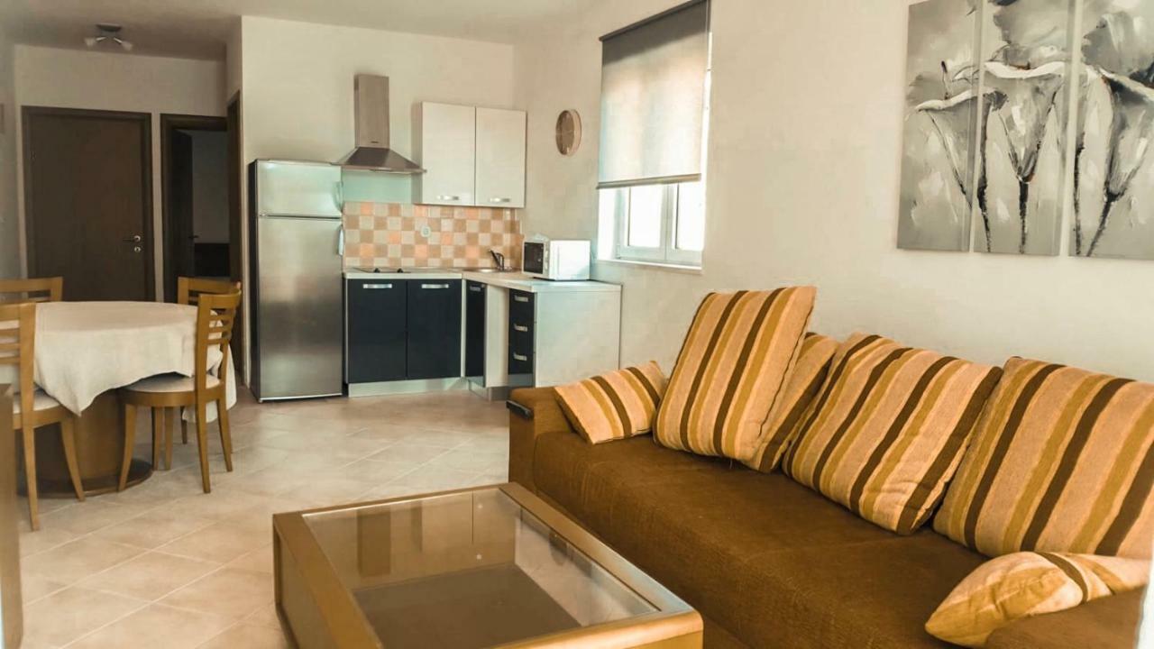 Mr. Hall Apartments Barbat na Rabu Экстерьер фото